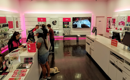 Cell Phone Store «T-Mobile», reviews and photos, 81 S Pine Ave, Long Beach, CA 90802, USA