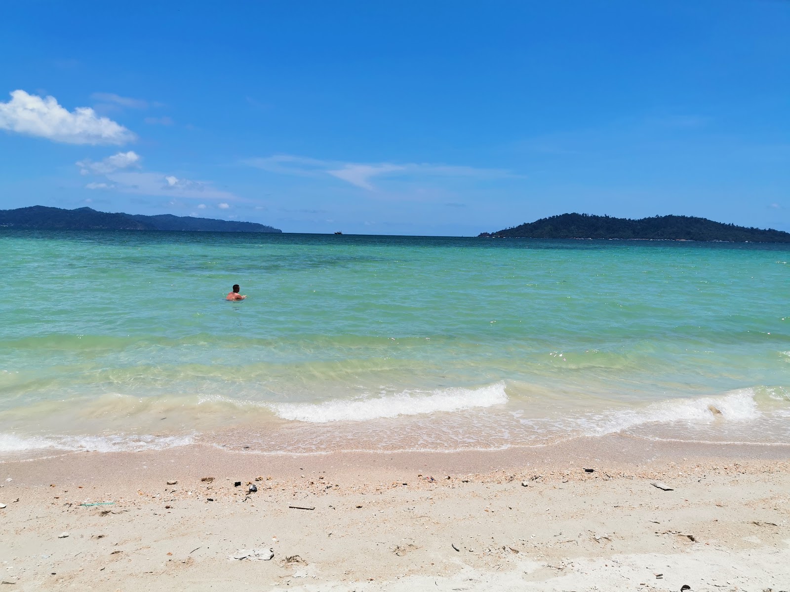 Fotografie cu University Malaysia beach cu o suprafață de apa pură turcoaz