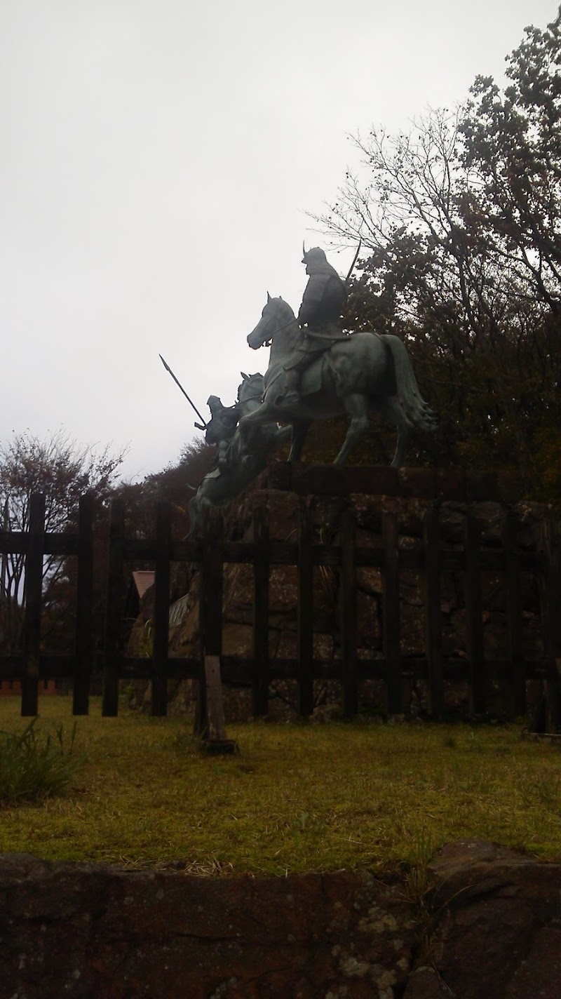 戦道騎馬武者の像