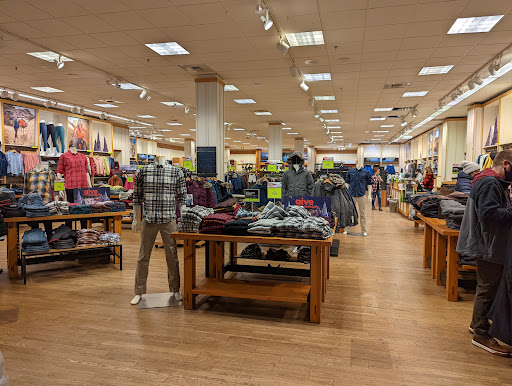 Clothing Store «Eddie Bauer», reviews and photos, 101 Hawthorn Center, Vernon Hills, IL 60061, USA