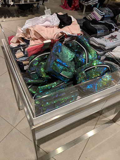 Clothing Store «H&M», reviews and photos, 37 Aquarium Way, Long Beach, CA 90802, USA