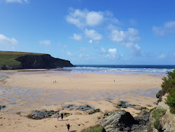 Photo de Mawgan Porth Beach protégé par des falaises