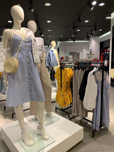 Clothing Store «H&M», reviews and photos, 5065 Main St, Trumbull, CT 06611, USA