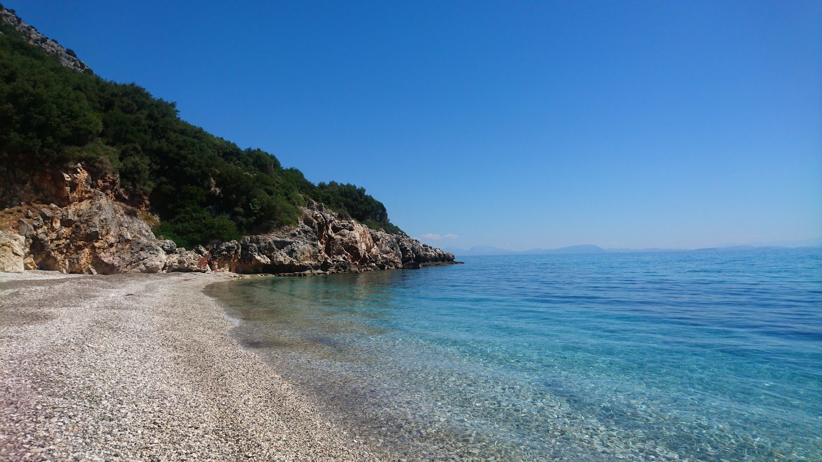 Paralia Poros'in fotoğrafı uçurumlarla desteklenmiş