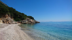Paralia Poros'in fotoğrafı uçurumlarla desteklenmiş