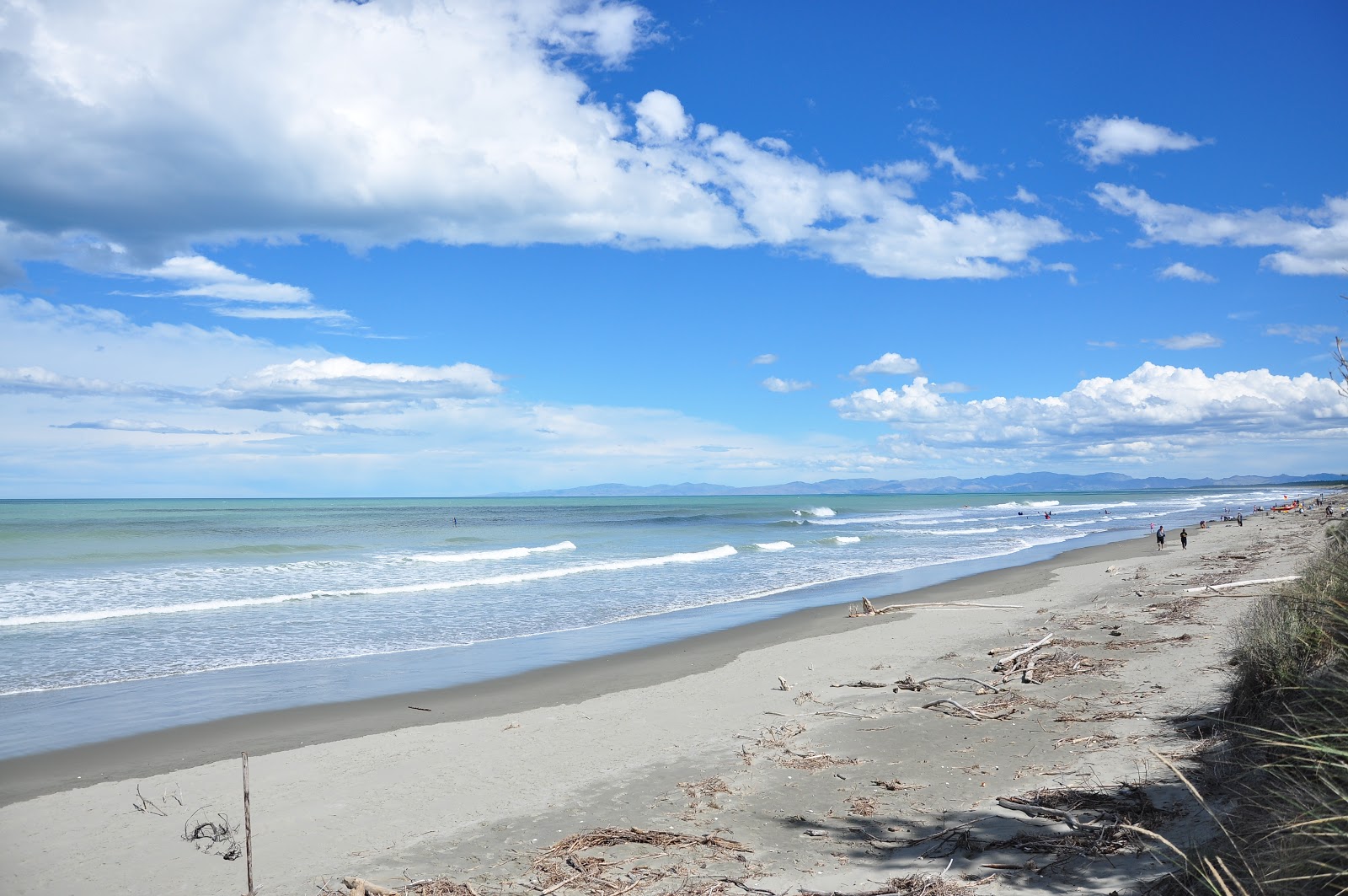 Foto von Waikuku Beach mit beiger sand Oberfläche