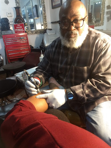 Tattoo Shop «Dragonworks Tattoo-Piercing», reviews and photos, 7515 Geyer Springs Rd, Little Rock, AR 72209, USA