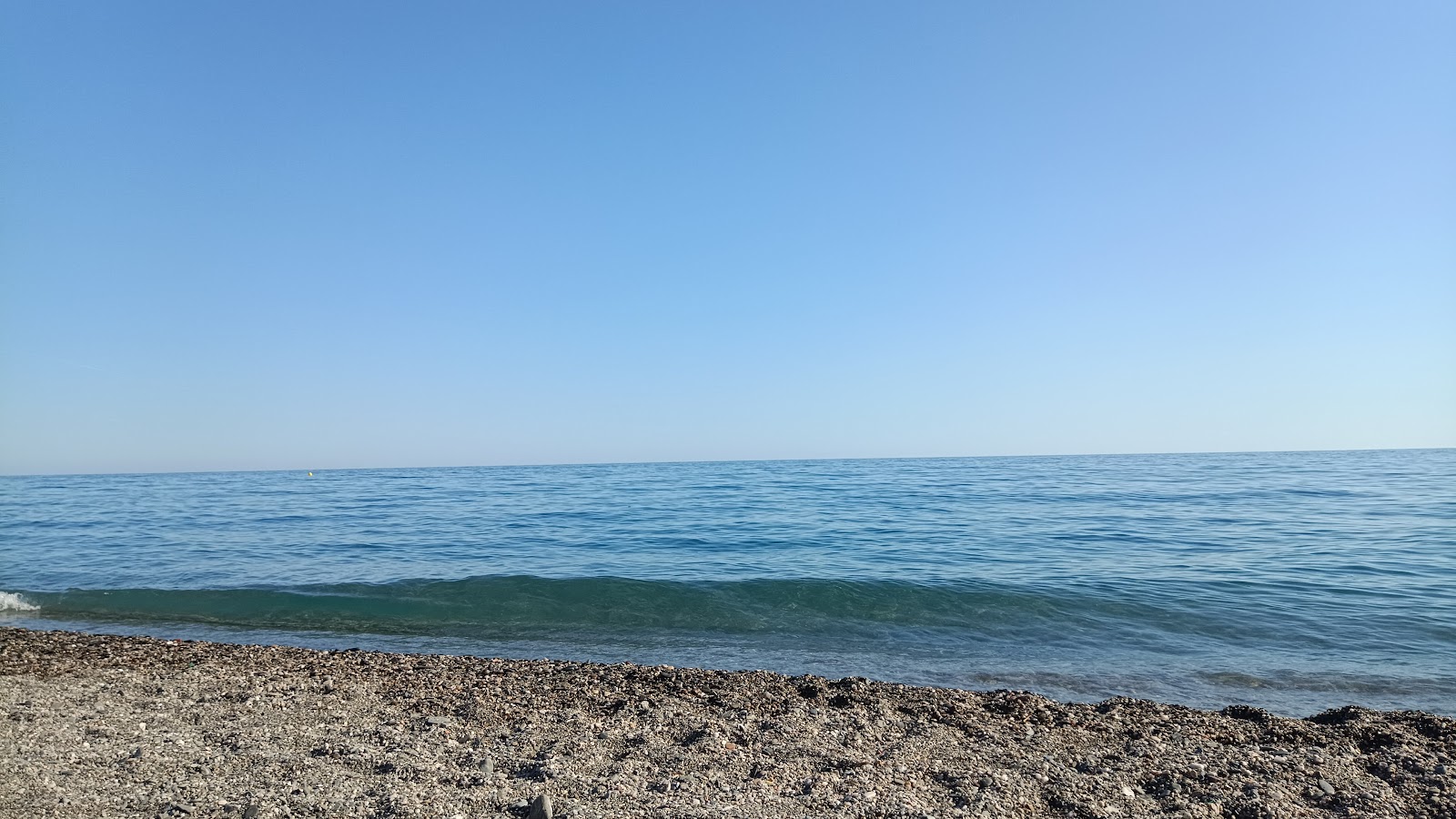 Foto de Playa de Melicena con agua azul superficie