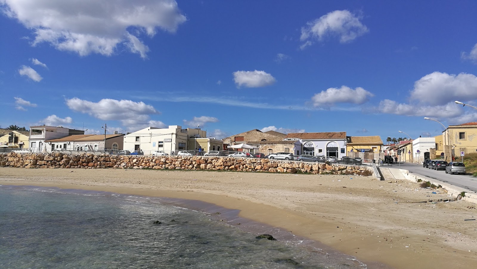 Valokuva Spiaggia Di Avolaista. ja sen kaunis maisema