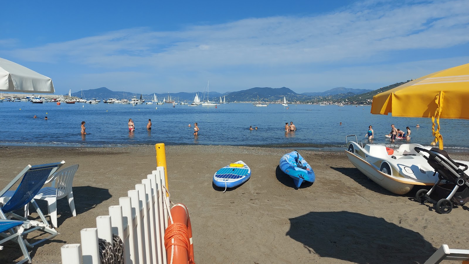 Fotografie cu Spiaggia Sestri Levante și așezarea