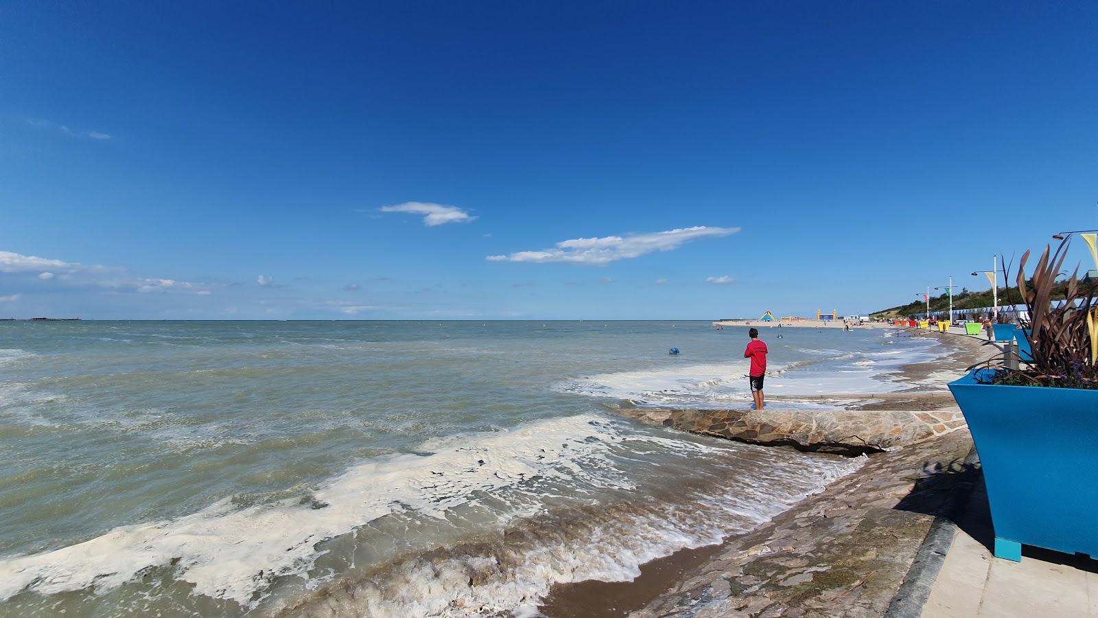 Foto di Petit-Fort-Philippe Beach con una superficie del sabbia marrone
