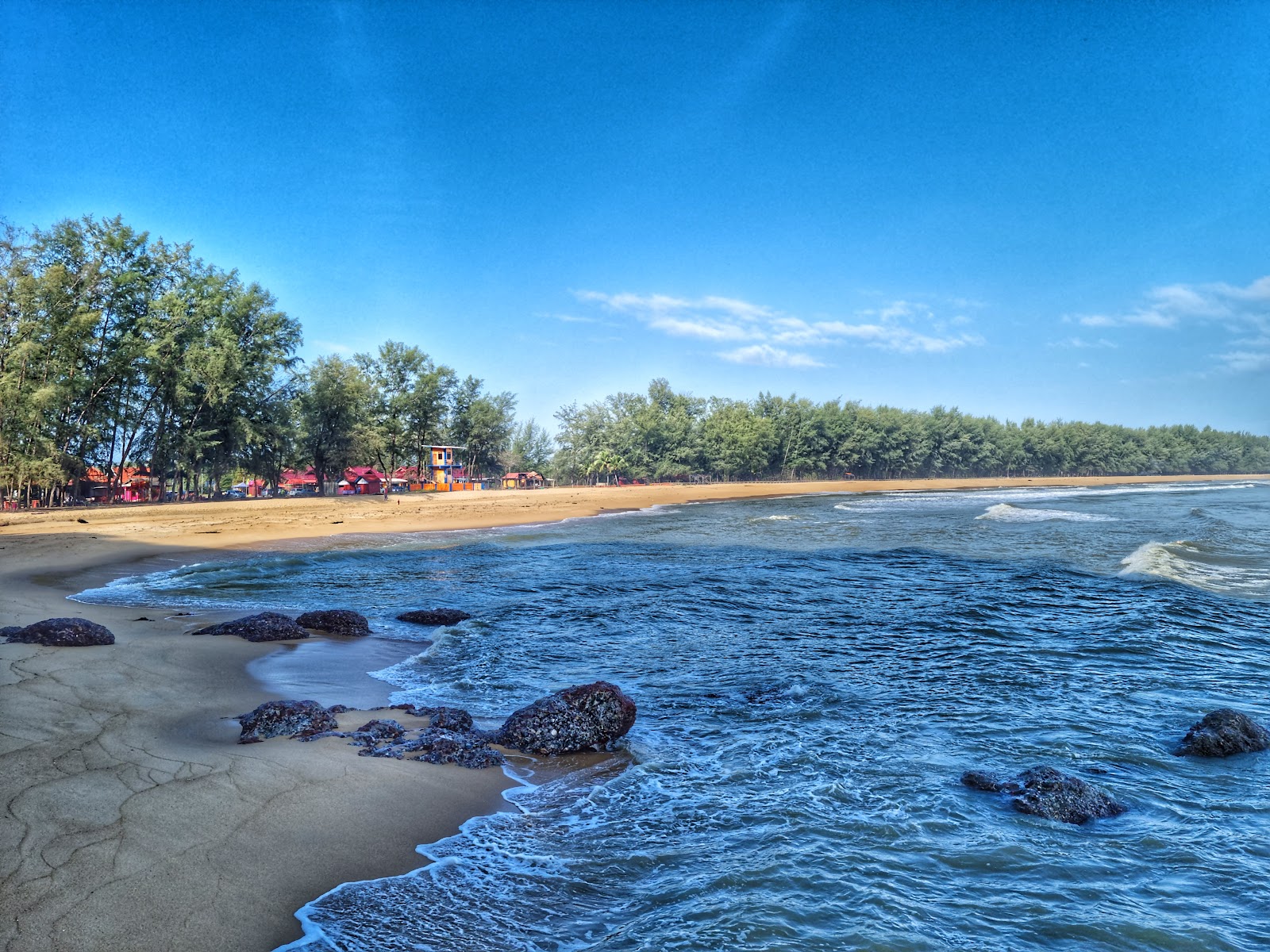 Bukit Keluang Beach'in fotoğrafı uçurumlarla desteklenmiş