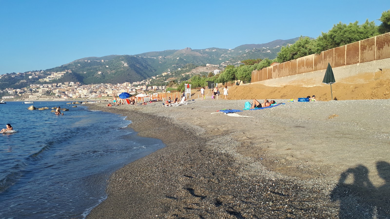 Foto van Spiaggia Calanovella ondersteund door kliffen