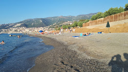 Fotografie cu Spiaggia Calanovella sprijinit de stânci