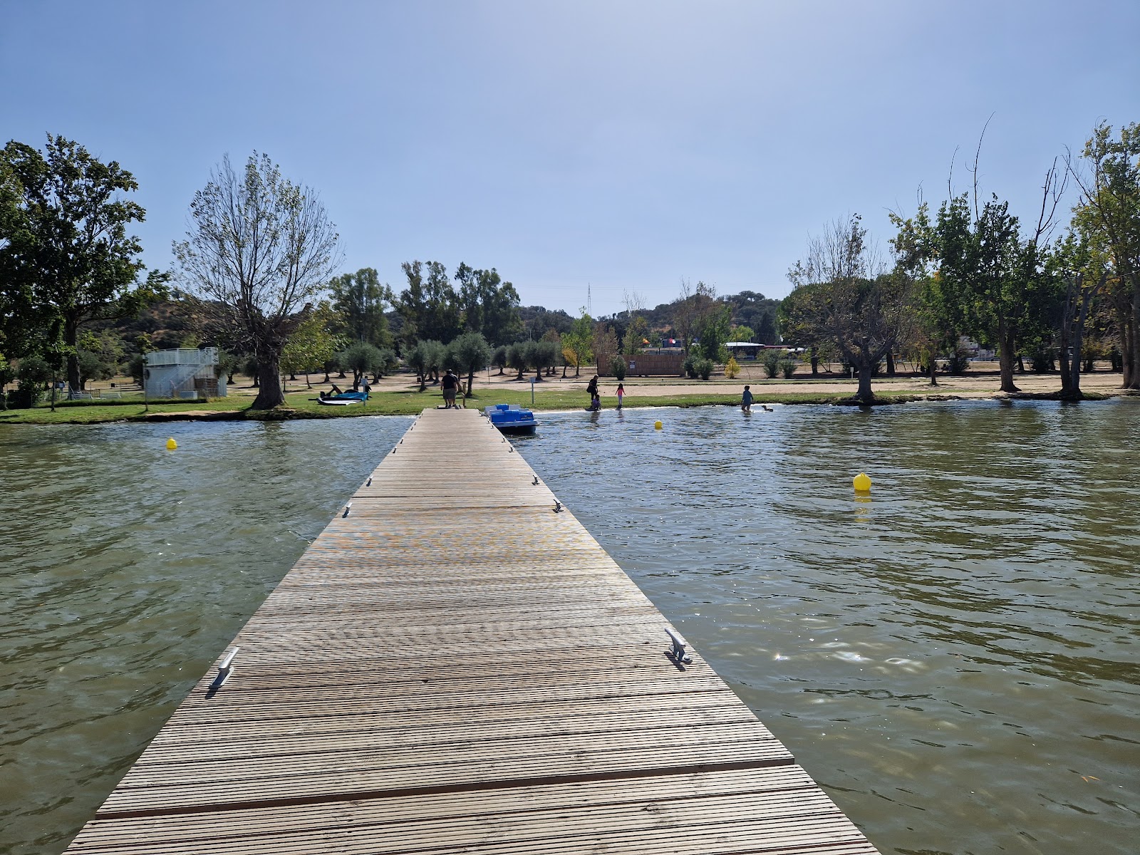 Photo de Zona de bano del embalse de Cazalegas avec l'eau cristalline de surface