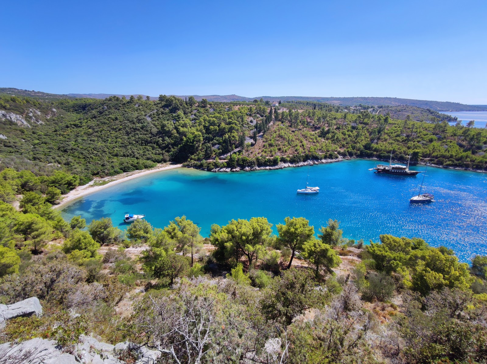 Foto van Stiniva Bay met lichte kiezelsteen oppervlakte