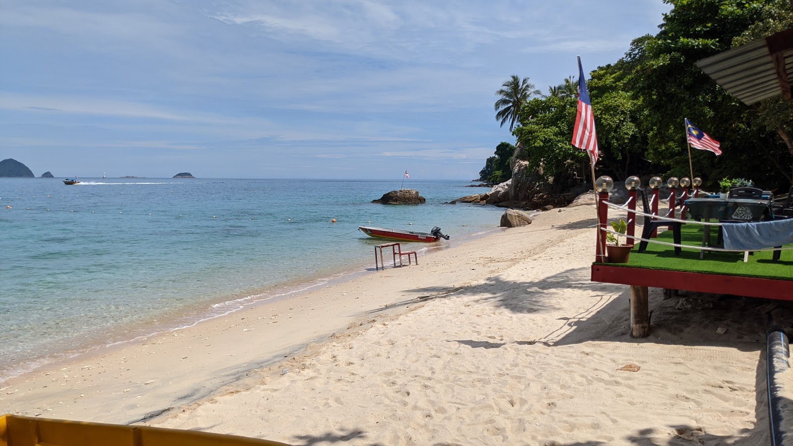 Rainforest Beach'in fotoğrafı düz bir kıyı şeridi ile birlikte