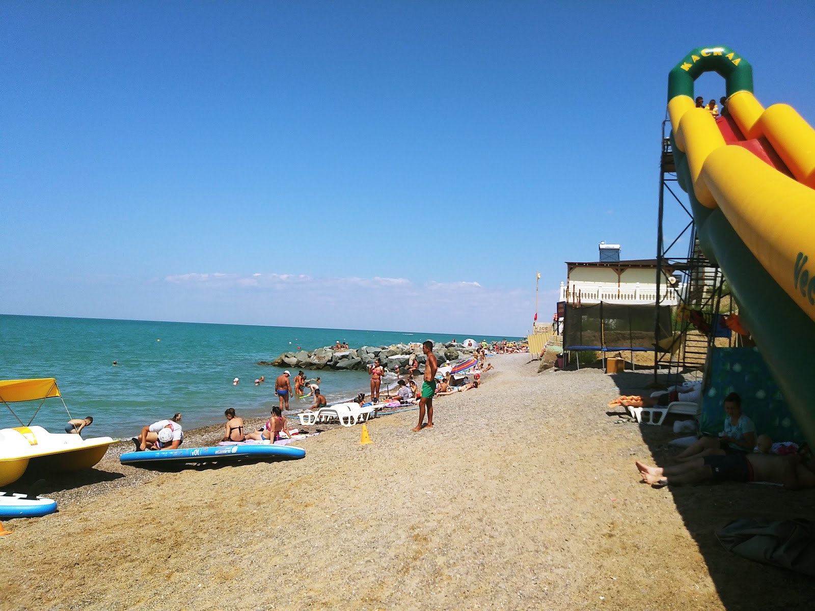 Skif beach'in fotoğrafı turkuaz saf su yüzey ile