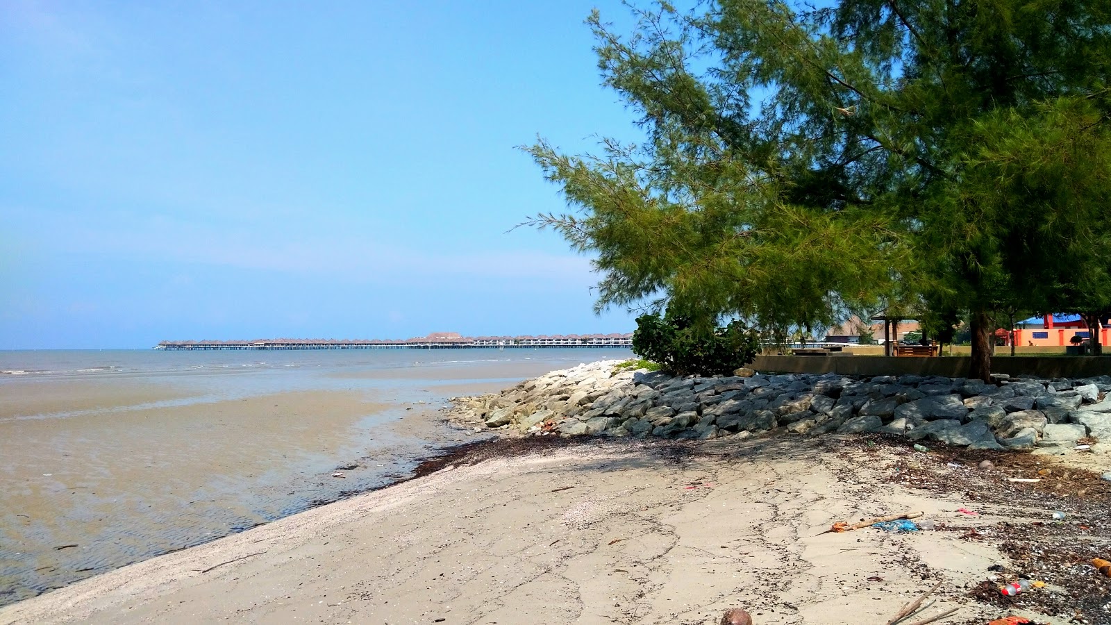 Bagan Lalang Sepang Beach的照片 带有碧绿色水表面