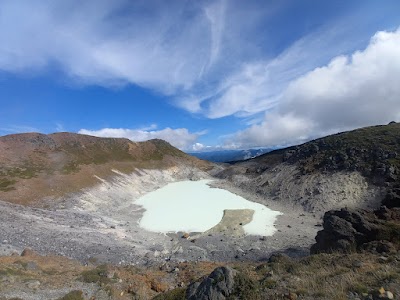 焼山火口湖