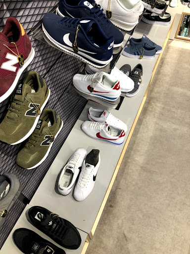 Stores to buy women's padel shoes Berlin