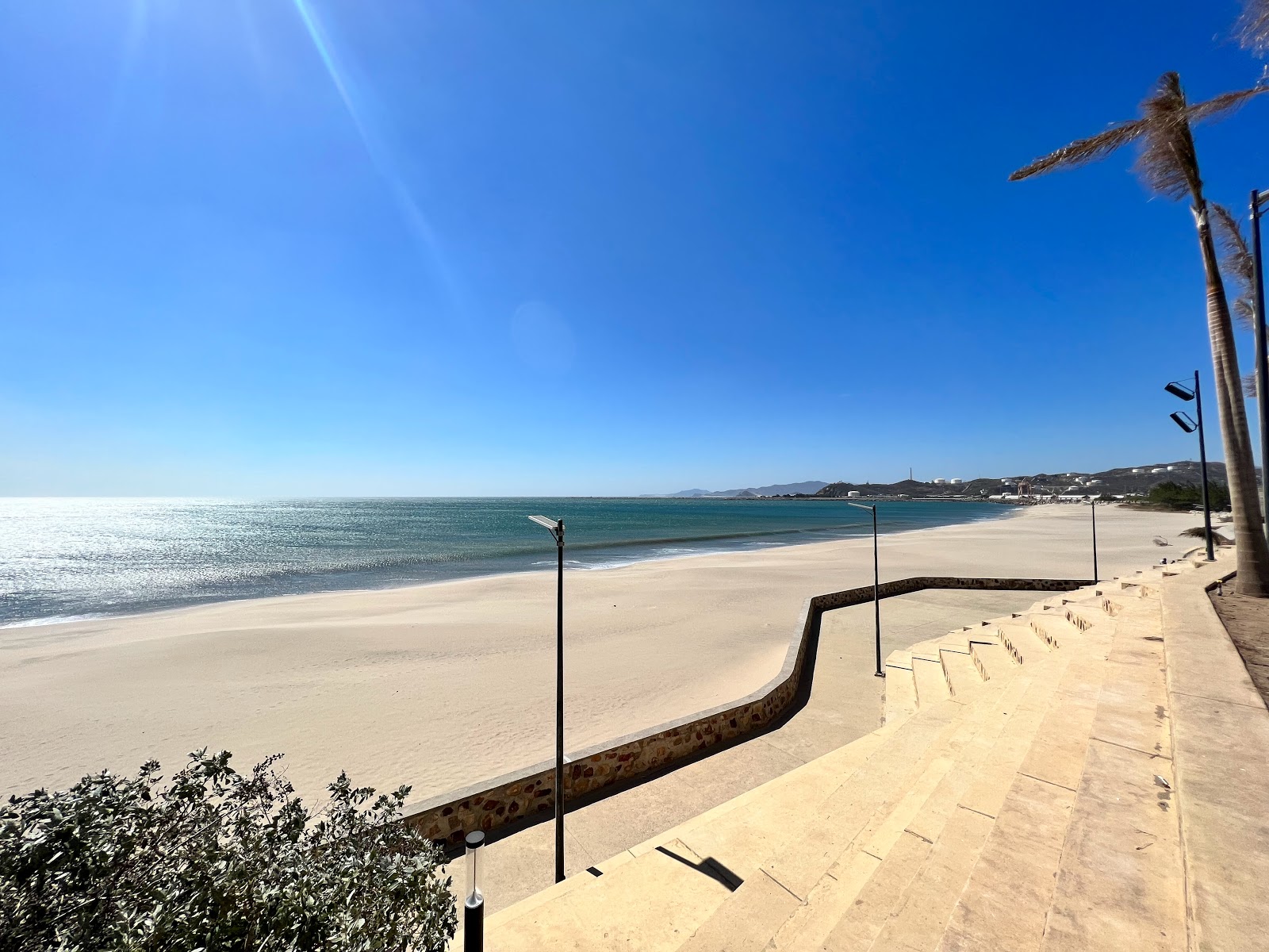 Foto di Salina Cruz beach con una superficie del sabbia grigia