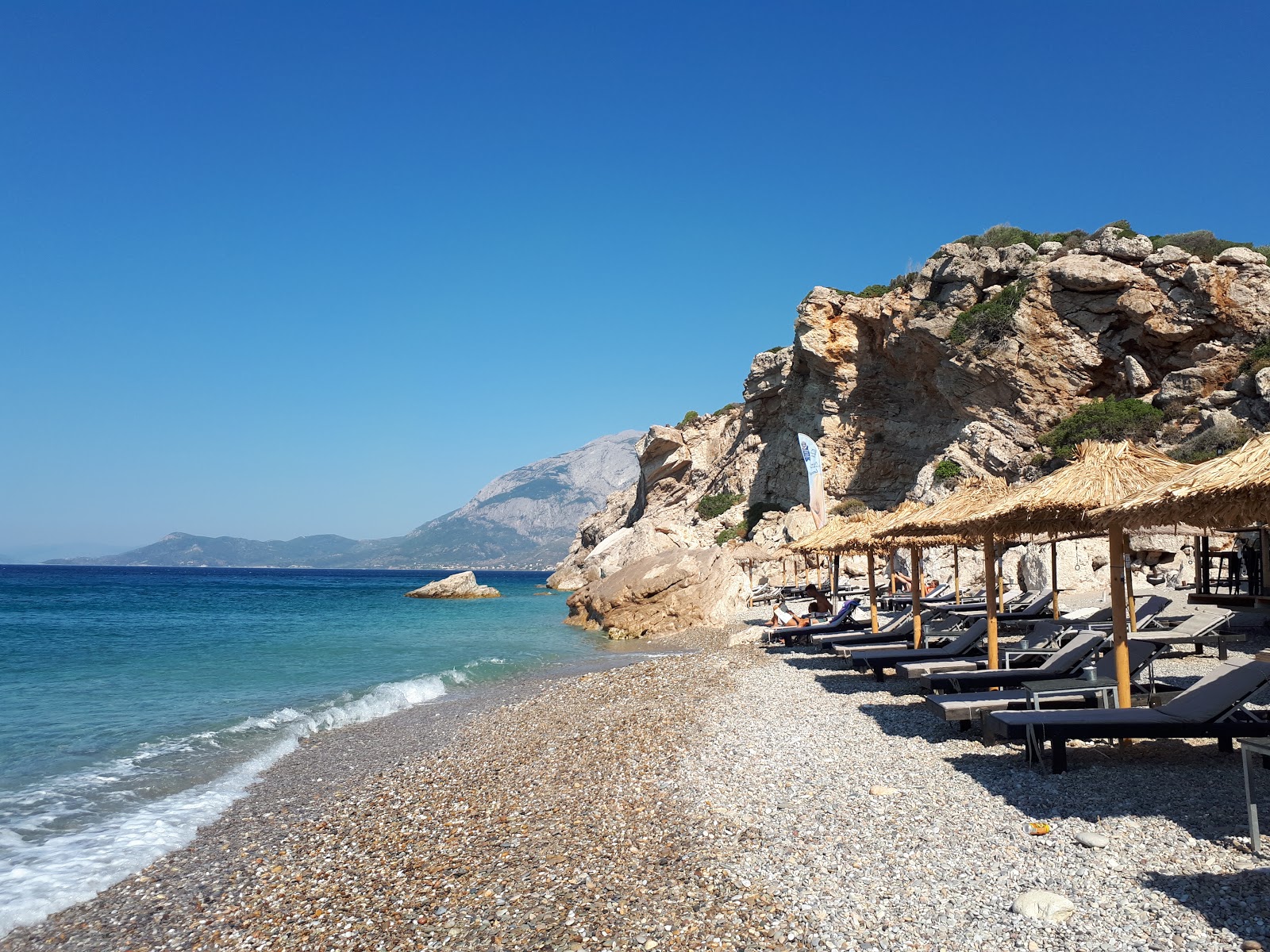 Foto di Spiaggia di Kaladakia con una superficie del ciottoli beige