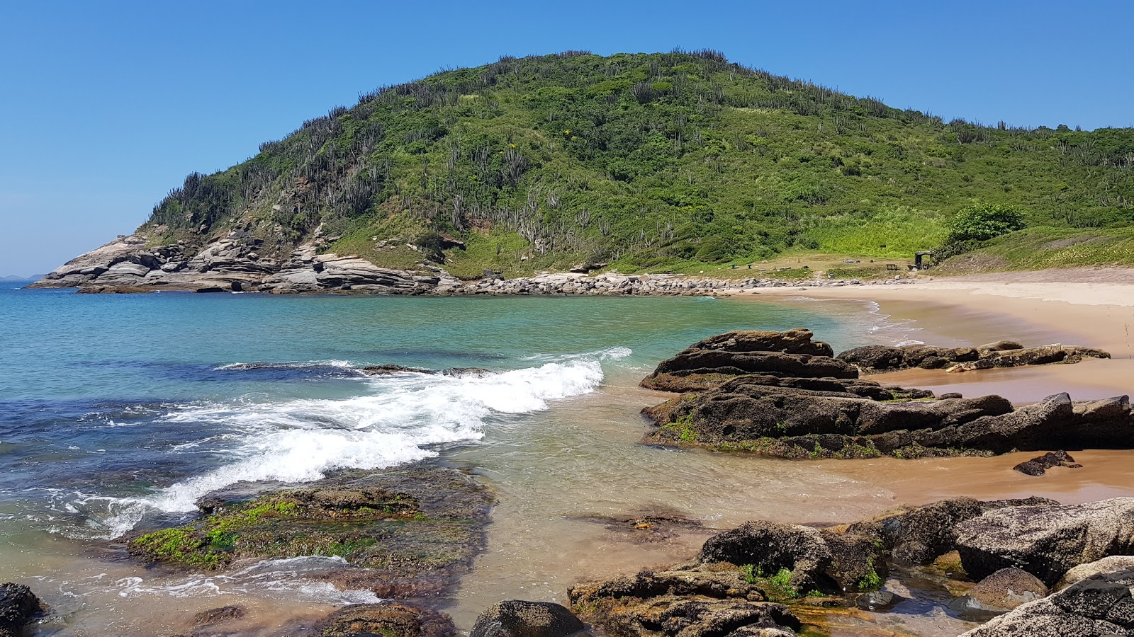 Praia de Jose Goncalves的照片 带有碧绿色纯水表面