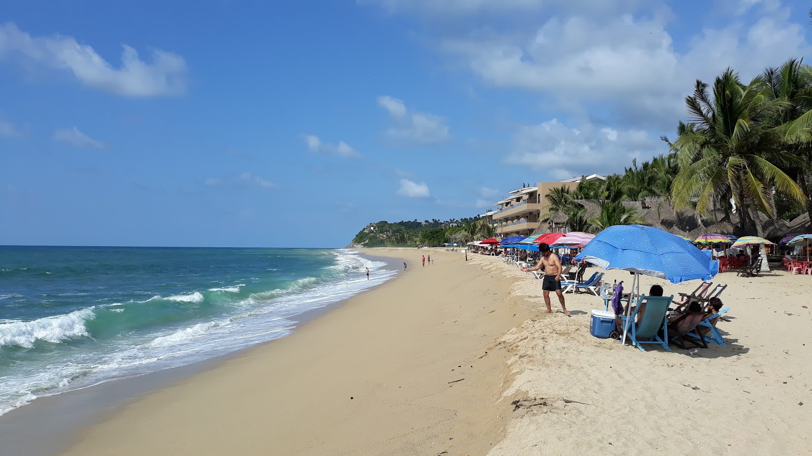 San Pancho beach的照片 带有蓝色纯水表面