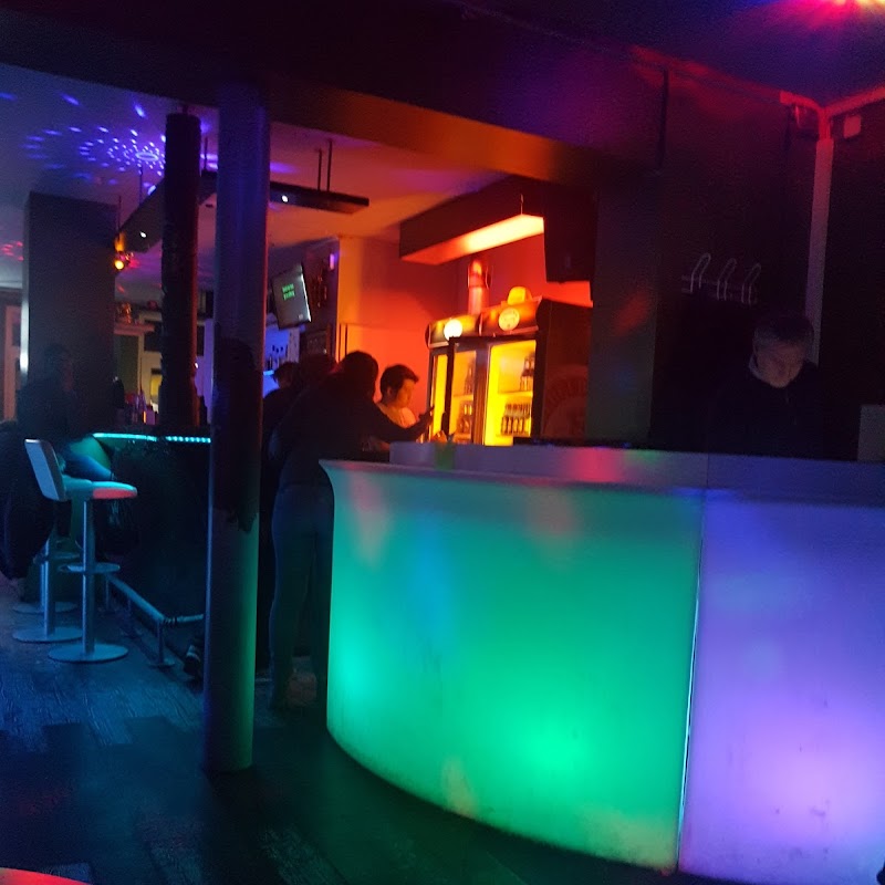 Tawan Daeng Karaoke Bar