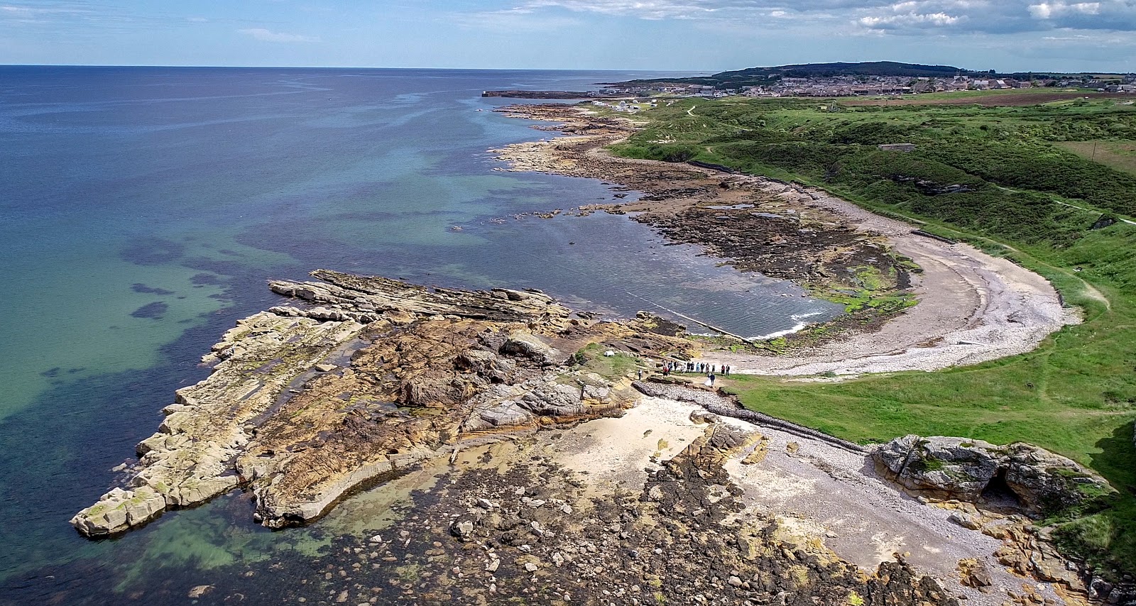 Valokuva Colach Bay Beachista. pinnalla kivet:n kanssa