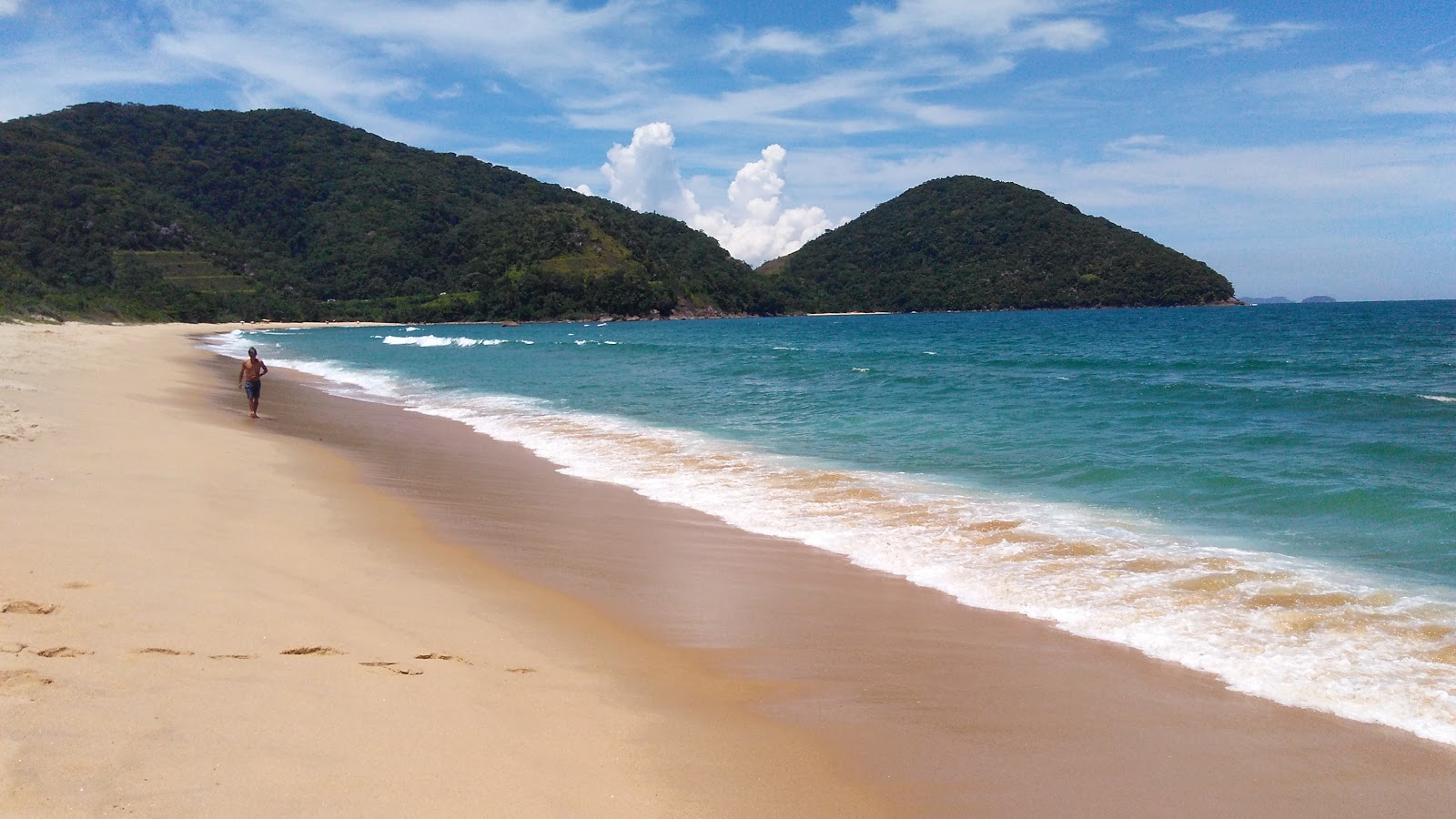 Foto di Spiaggia Vermelha Do Norte con una superficie del acqua cristallina