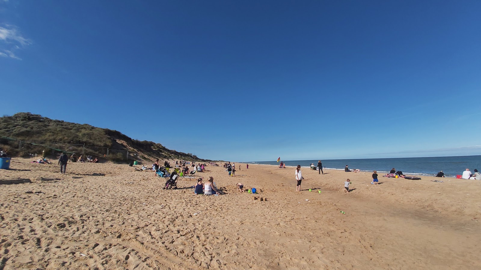 Foto van Hemsby beach met helder zand oppervlakte