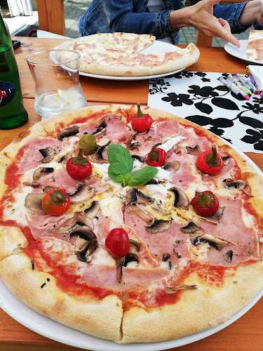 Pizza (UNA) Super pizza & YONG AN BISTRO - Pizzeria