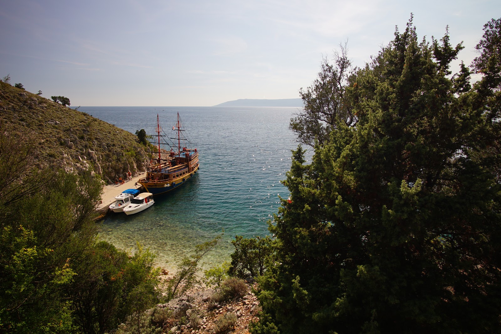 Dragozetici beach'in fotoğrafı dağlarla çevrili