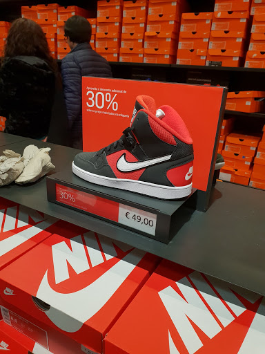 Stores to buy women's sneakers Oporto