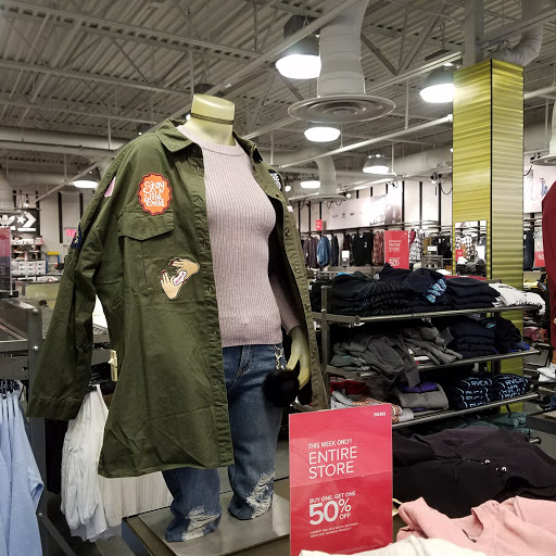 Shopping Mall «Lee Premium Outlets», reviews and photos, 17 Premium Outlet Blvd, Lee, MA 01238, USA