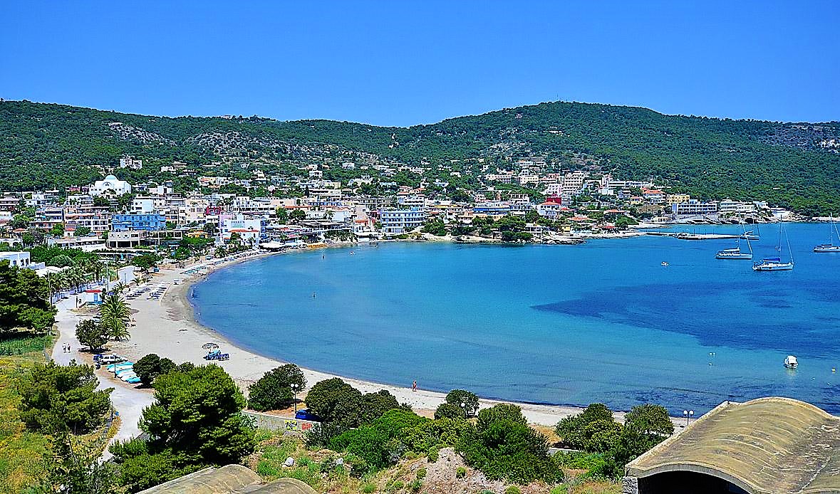 Foto di Agia Marina Beach con una superficie del sabbia luminosa