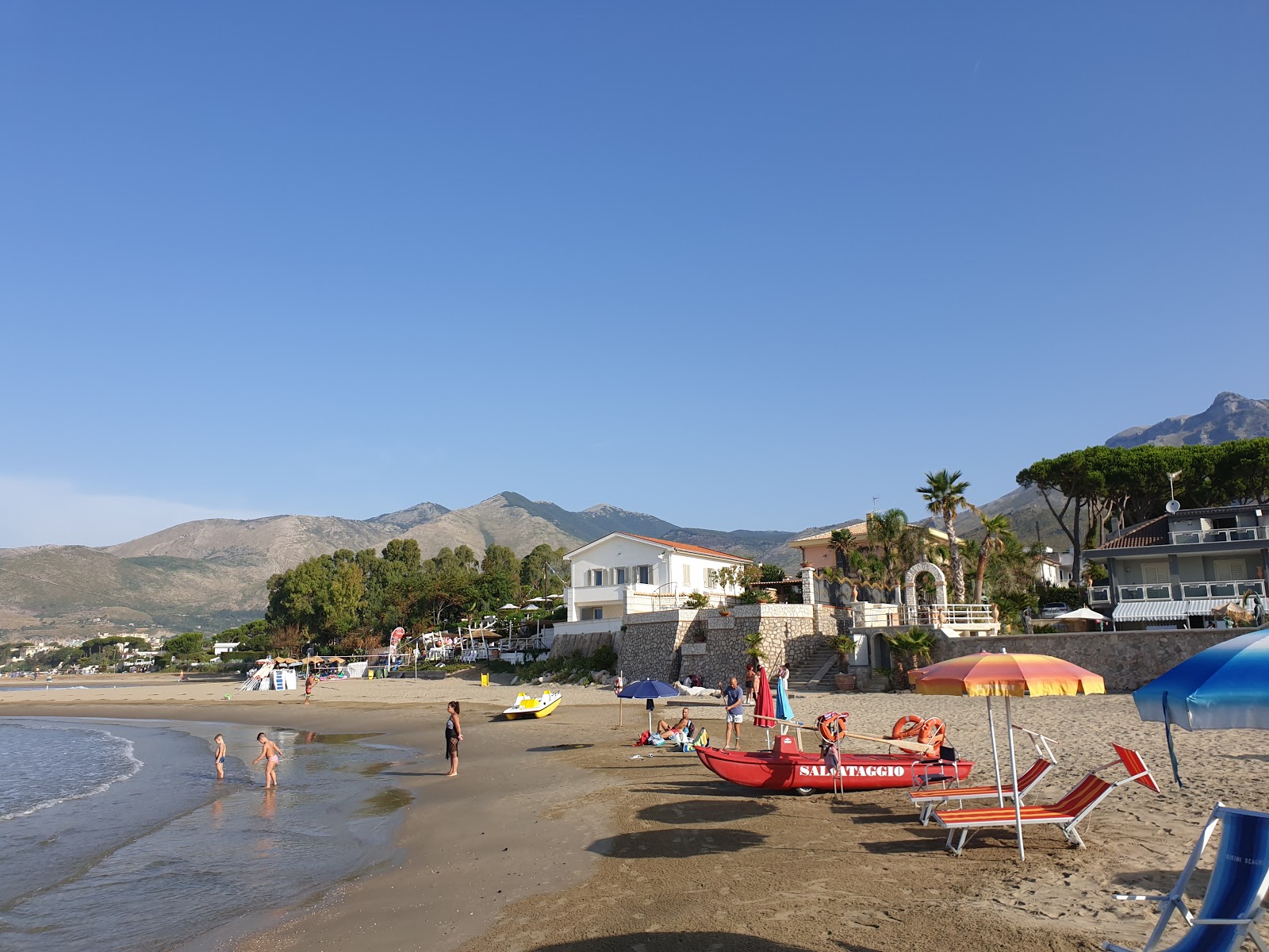 Fotografija Gianola beach z modra voda površino