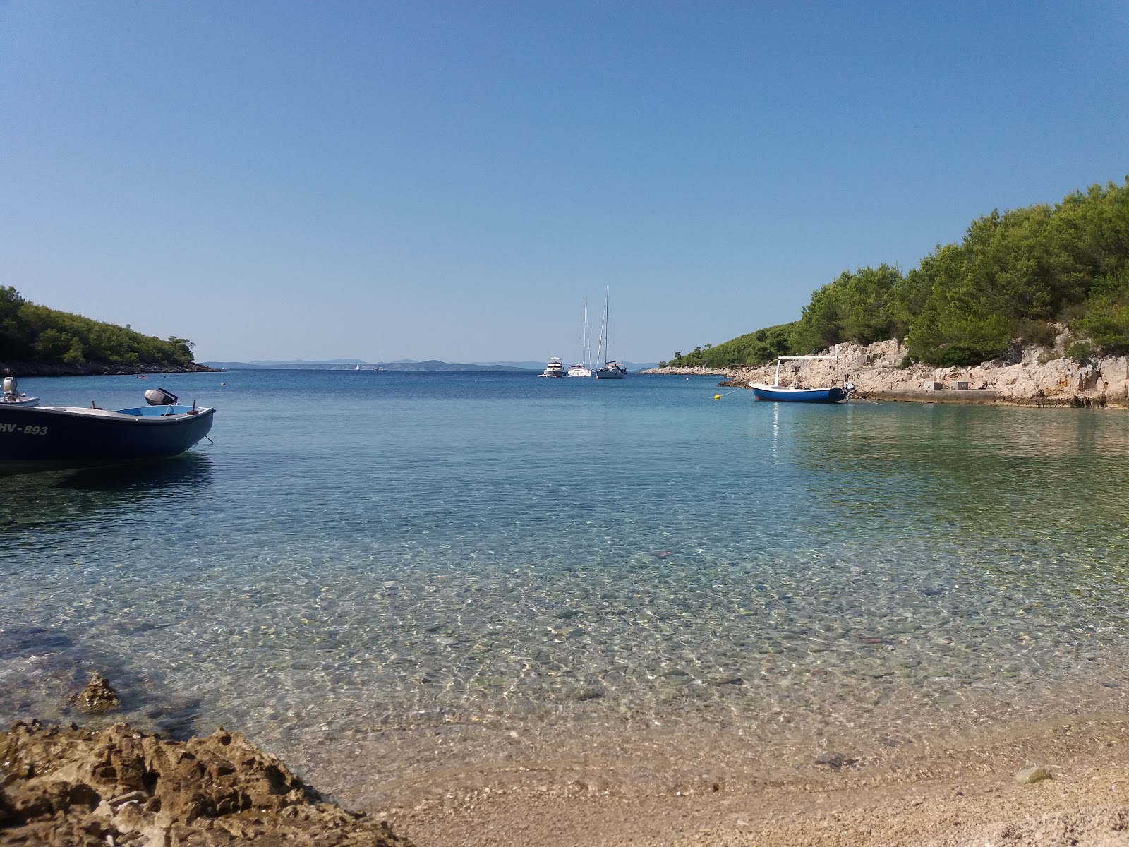Foto di Jagoda beach con una superficie del ciottoli beige