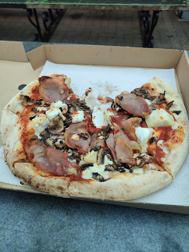 Hangin' Pizzeria - Pizza