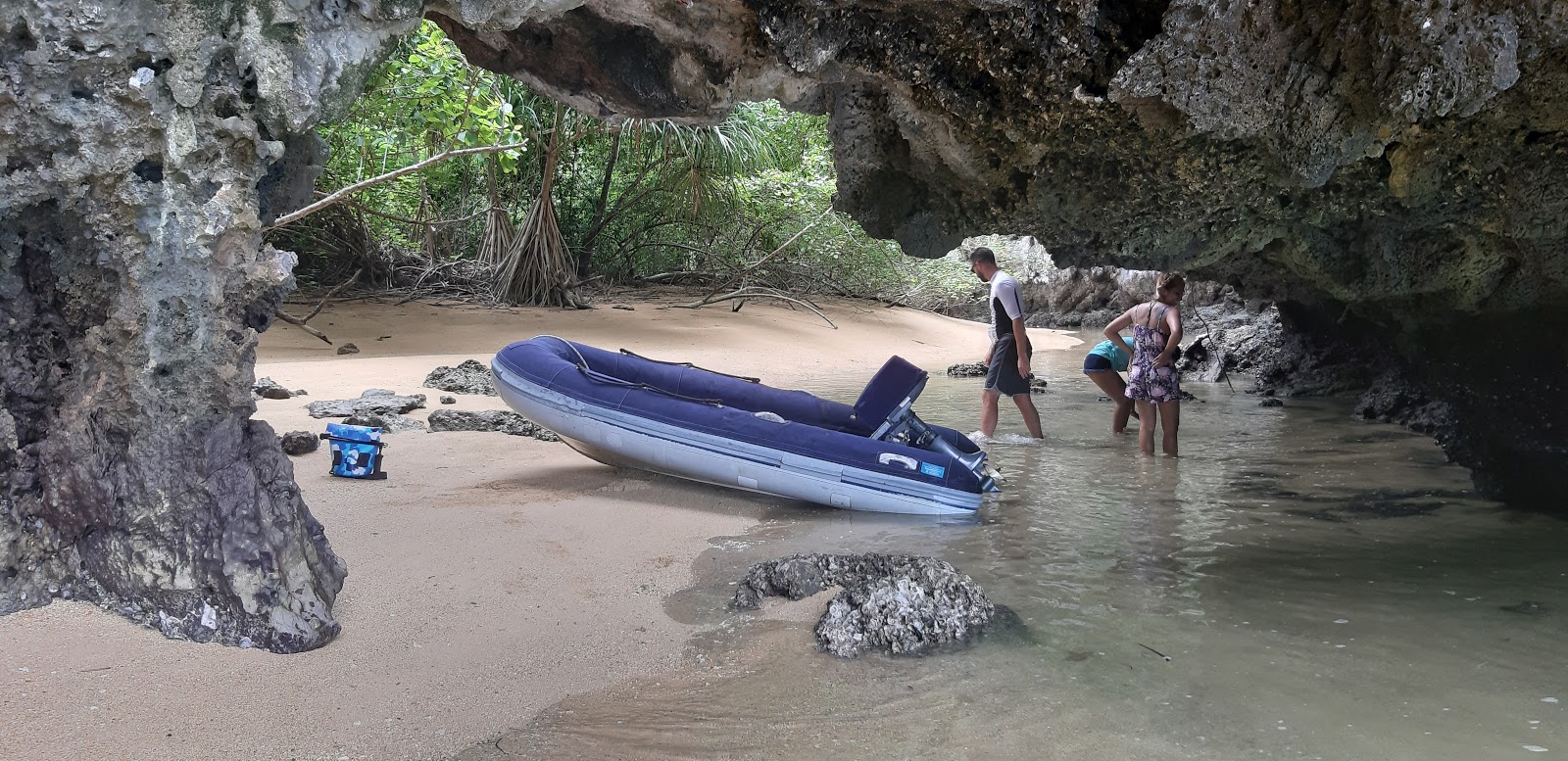 Foto van Blue's Hong Beach met turquoise water oppervlakte