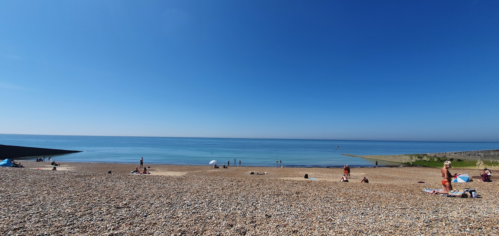 Foto de Playa de Saltdean con agua azul superficie