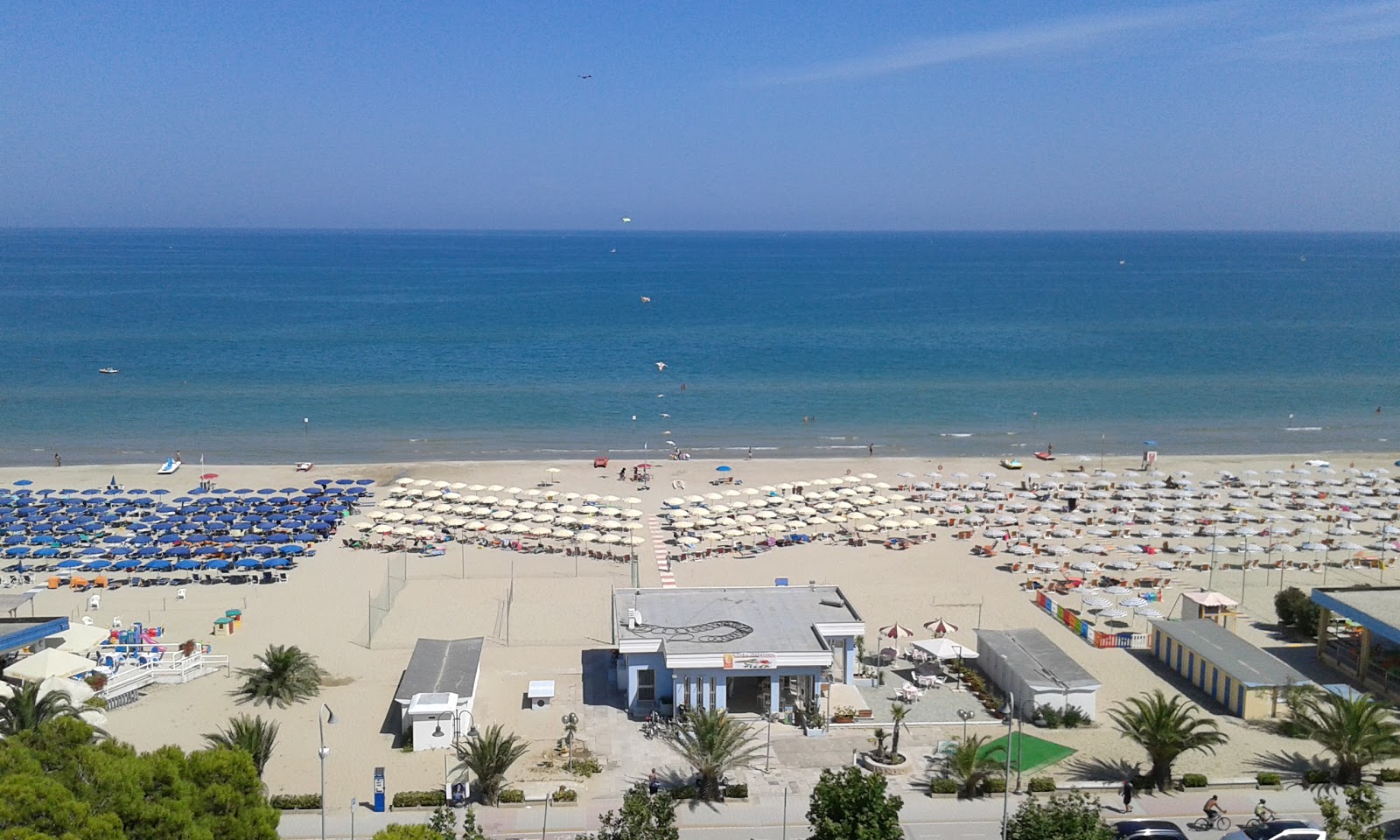 Giulianova beach II的照片 带有碧绿色水表面