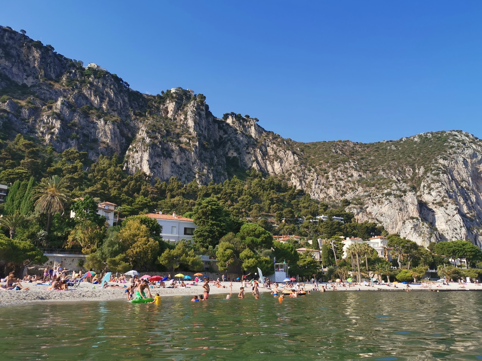 Foto von Petite Afrique Strand und die siedlung