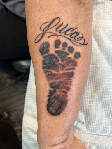 Tattoo Shop «Define Tattoos», reviews and photos, 165 E Aurora Rd, Northfield, OH 44067, USA