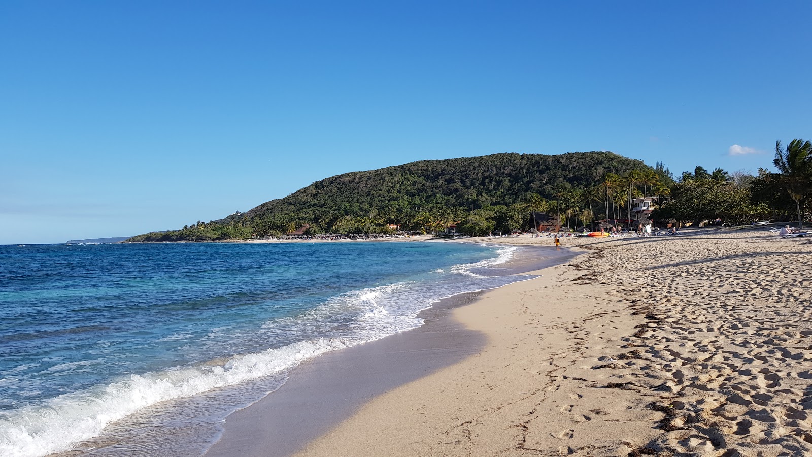 Foto de Praia das Vilas Camaleão com praia direta