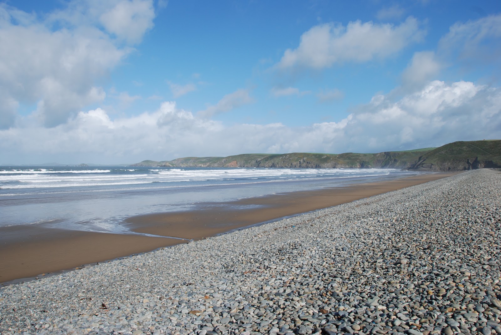 Foto de Newgale beach com areia clara e seixos superfície