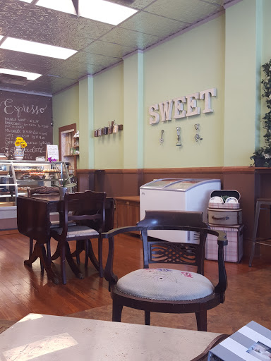 Dessert Shop «Le Petit Sweet», reviews and photos, 110 W 5th Ave, Mt Dora, FL 32757, USA