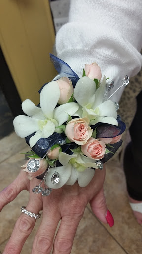 Florist «Flower Basket», reviews and photos, 302 N Lake St, Aurora, IL 60506, USA